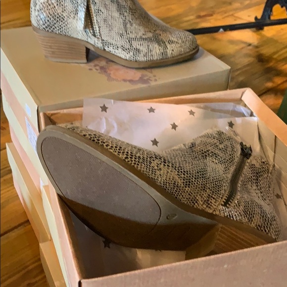 Very G Bootie - Picture 4 of 4